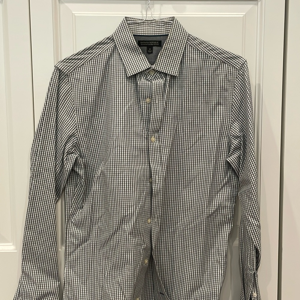 Banana republic non-iron tailored slim fit. Gently used. Medium.